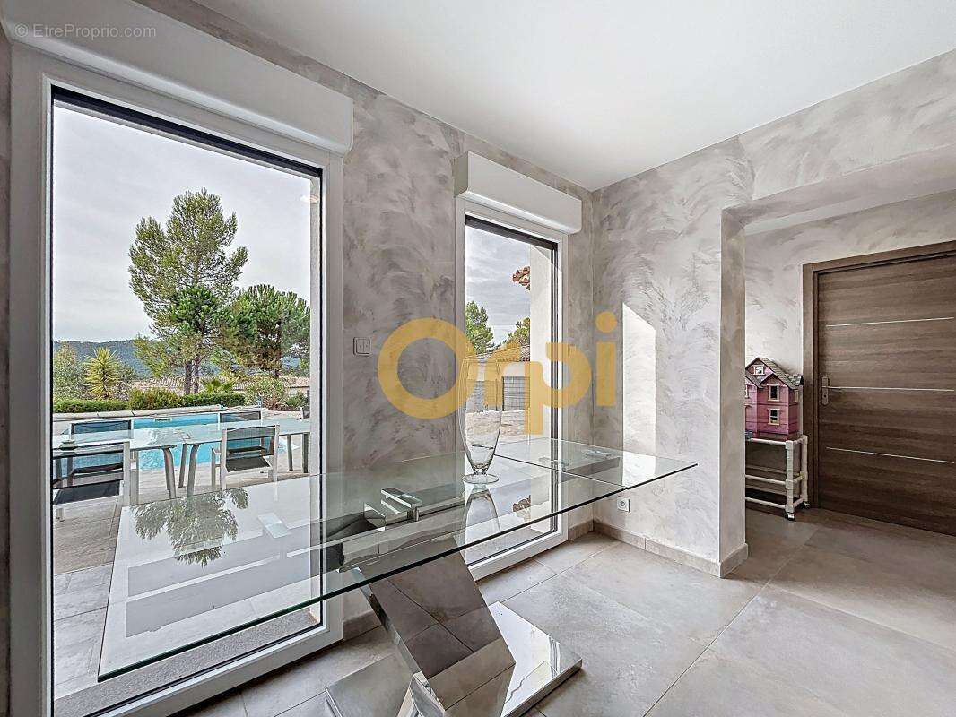 Maison à BAGNOLS-EN-FORET