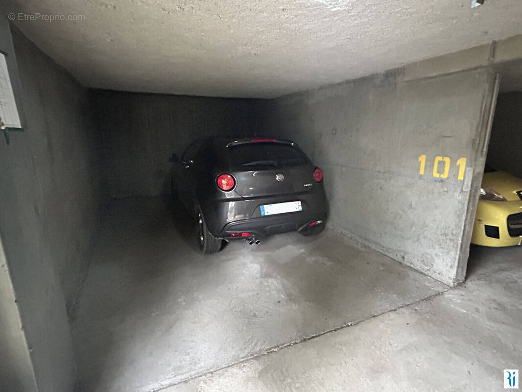 Parking à MONT-SAINT-AIGNAN