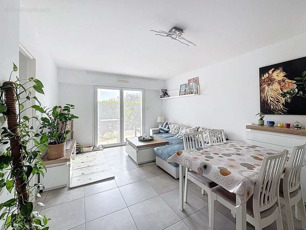 Appartement à SAINT-LAURENT-DU-VAR