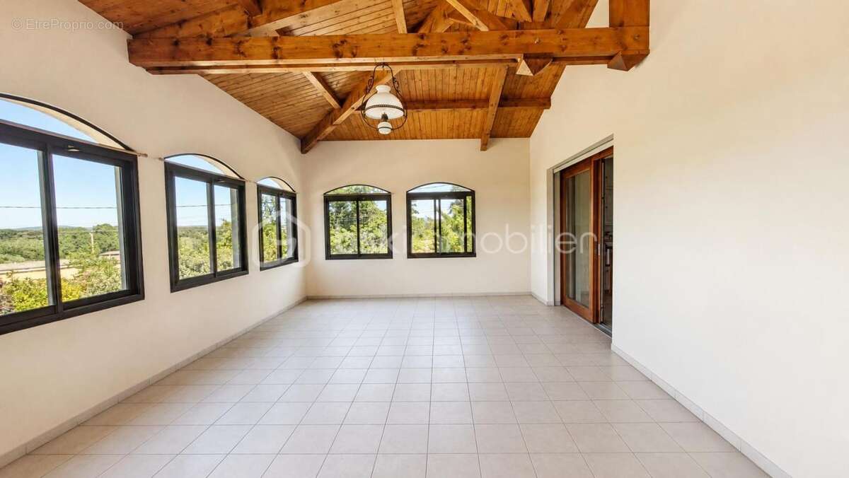 Maison traditionnelle avec très belle vue, grands volumes et terrain de plus de 2 000 m² - photo 11