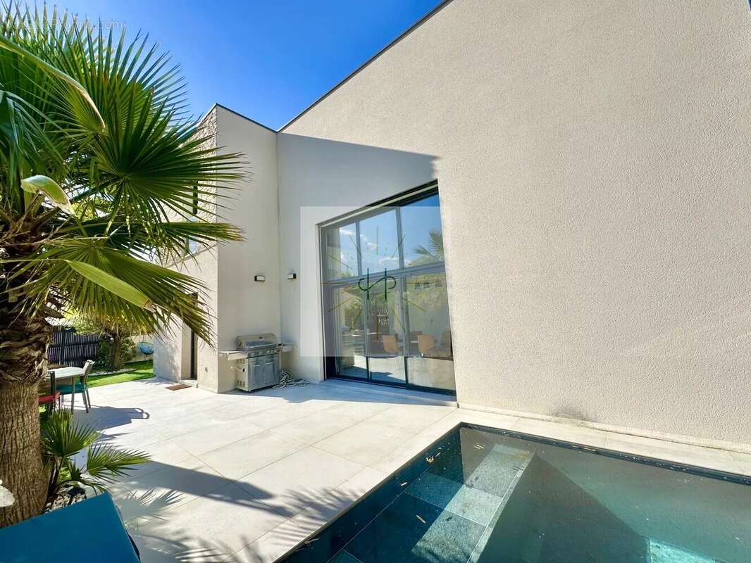 Maison à MONTELIMAR