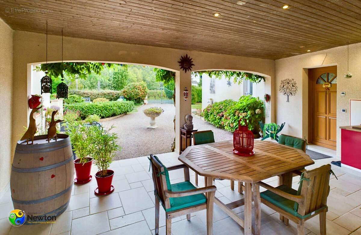 LOT- LUZECH    Superbe propriété, 4 chambres, située dans un grand parc clos avec piscine chauffée. - photo 4