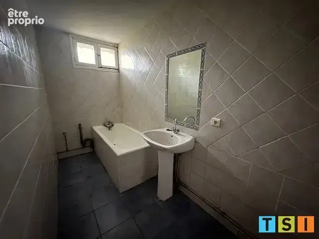 Maison avec dépendances et terrain. - photo 14