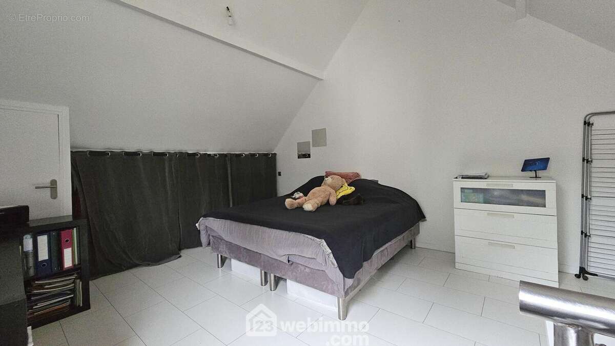 A l'étage une pièce de vie pouvant servir de séjour ou de seconde chambre.