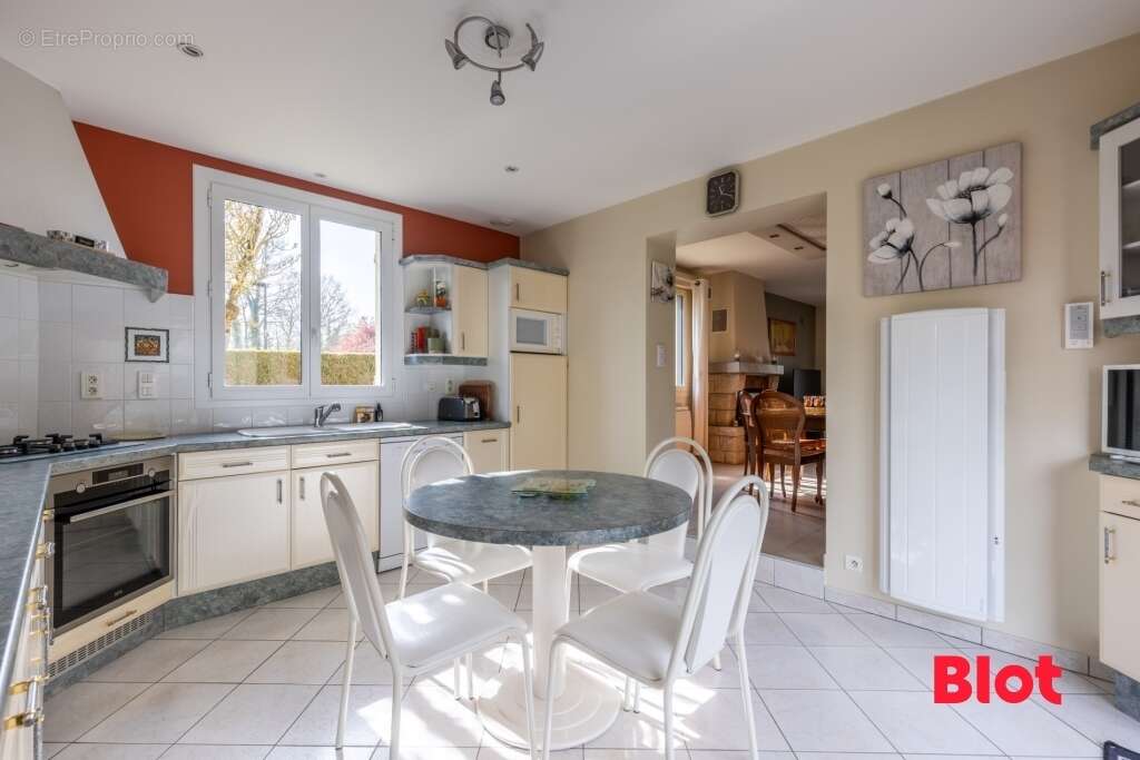 Maison à MONTREUIL-LE-GAST