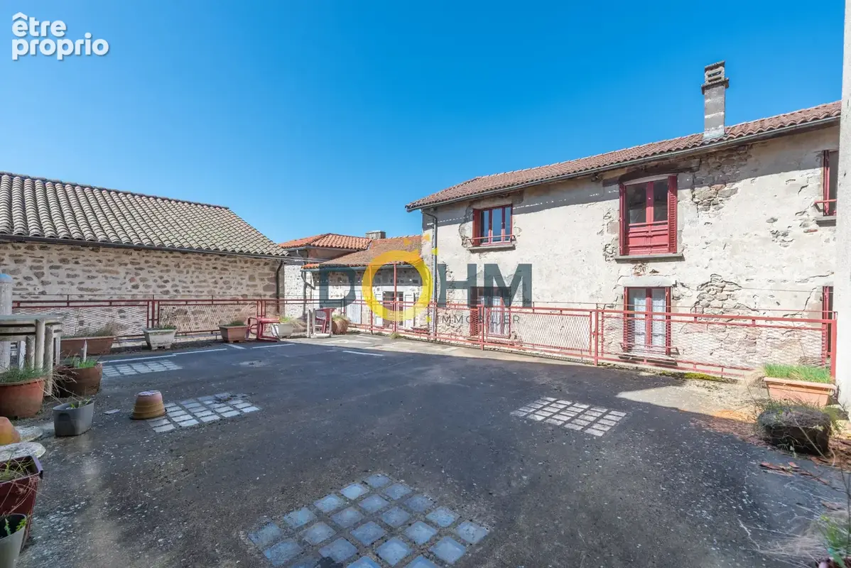 Ancien hôtel avec toit-terrasse dans le centre historique de La Chaise-Dieu (Haute-Loire) - photo 3