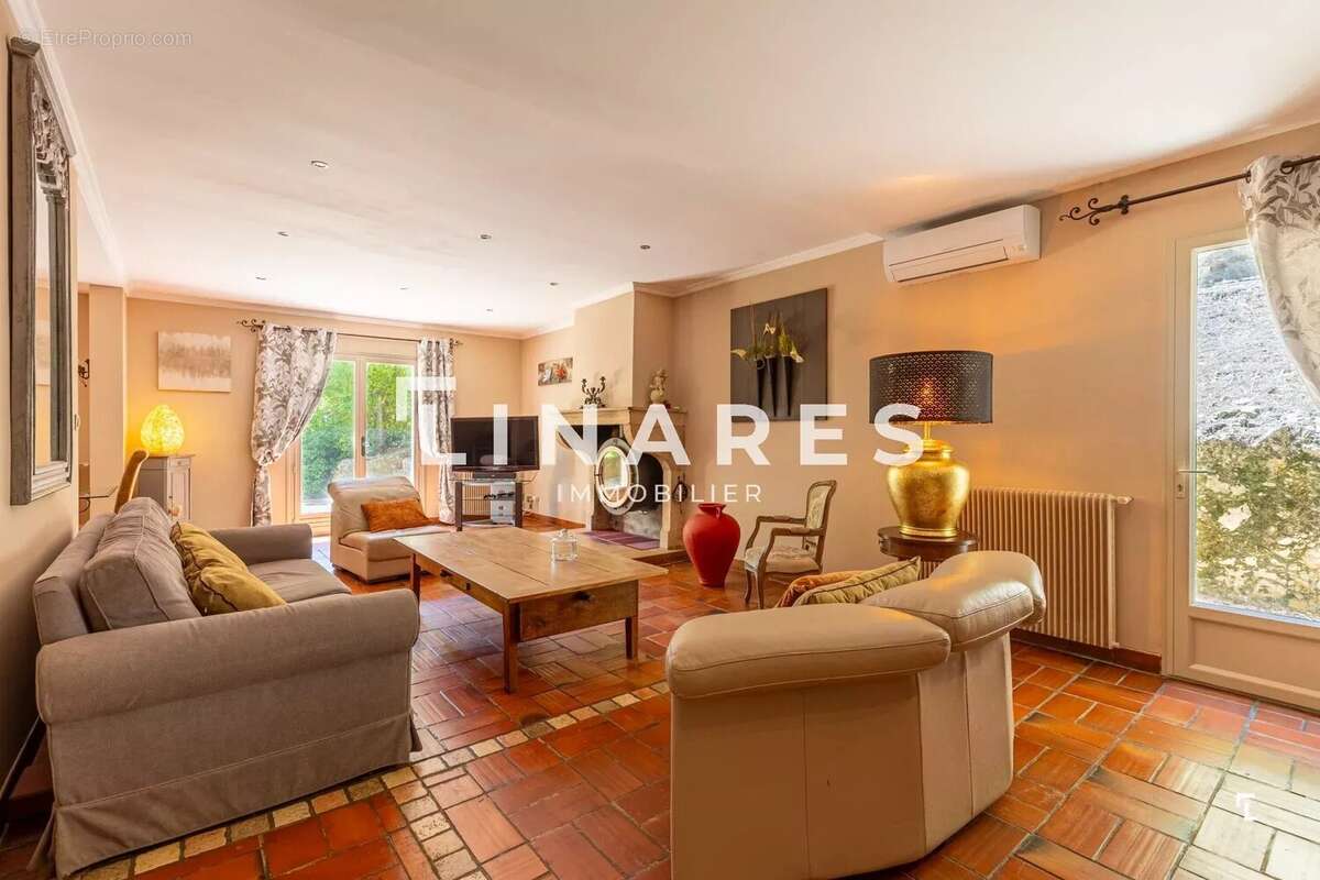LE DOMAINE PROVENÇAL - Villa T6 de 287m² dont deux dépendances de 26m² - Piscine - Terrain de 6900m²  - 13011 EOURES - photo 9