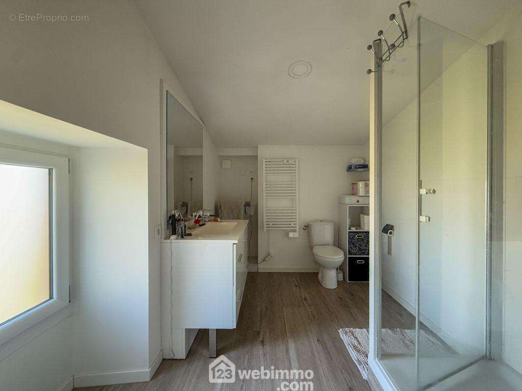 et sa propre salle d&#039;eau avec WC. - Maison à MONTOURNAIS