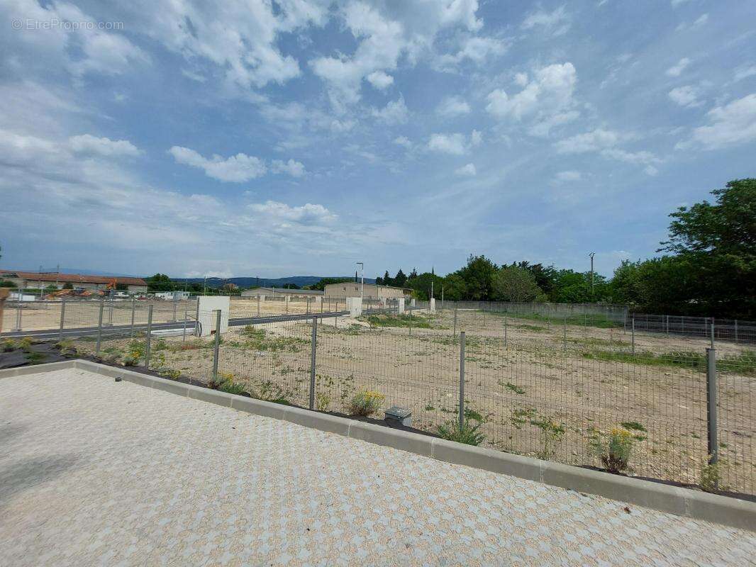 Terrain a batir de 323 m² a l'isle sur la sorgue - photo 2