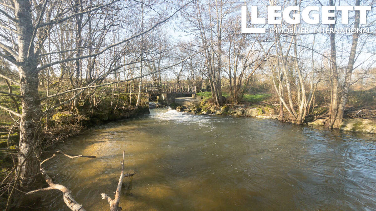 Maison à MONTMOREAU-SAINT-CYBARD