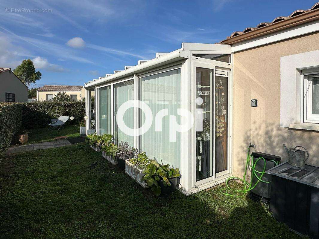 Maison à SAINT-LAURENT-DE-LA-PREE