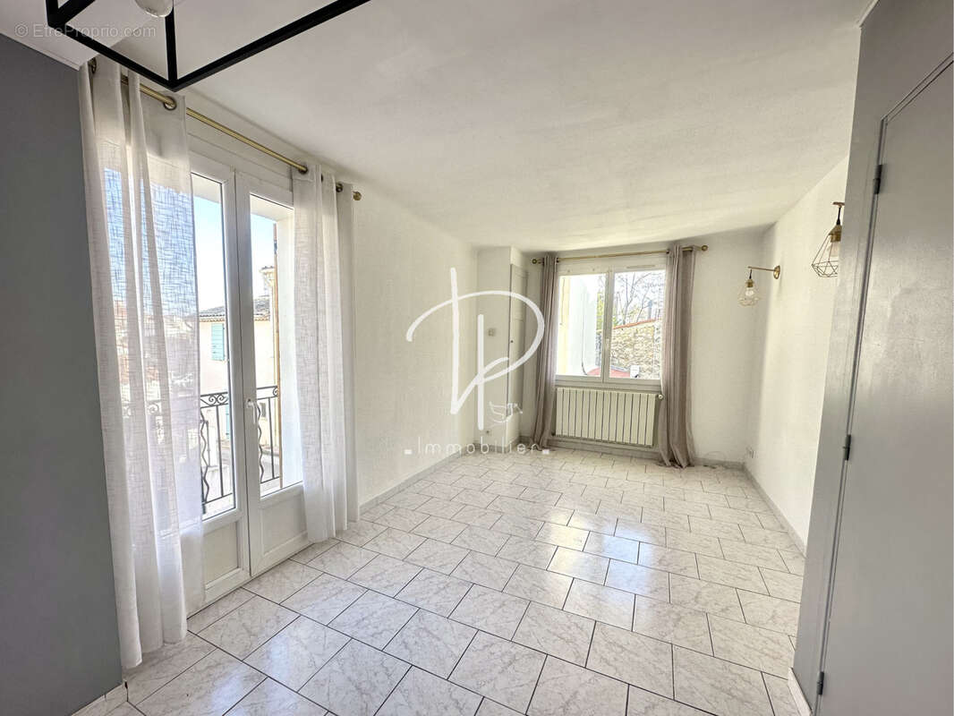 Appartement à LA FARE-LES-OLIVIERS