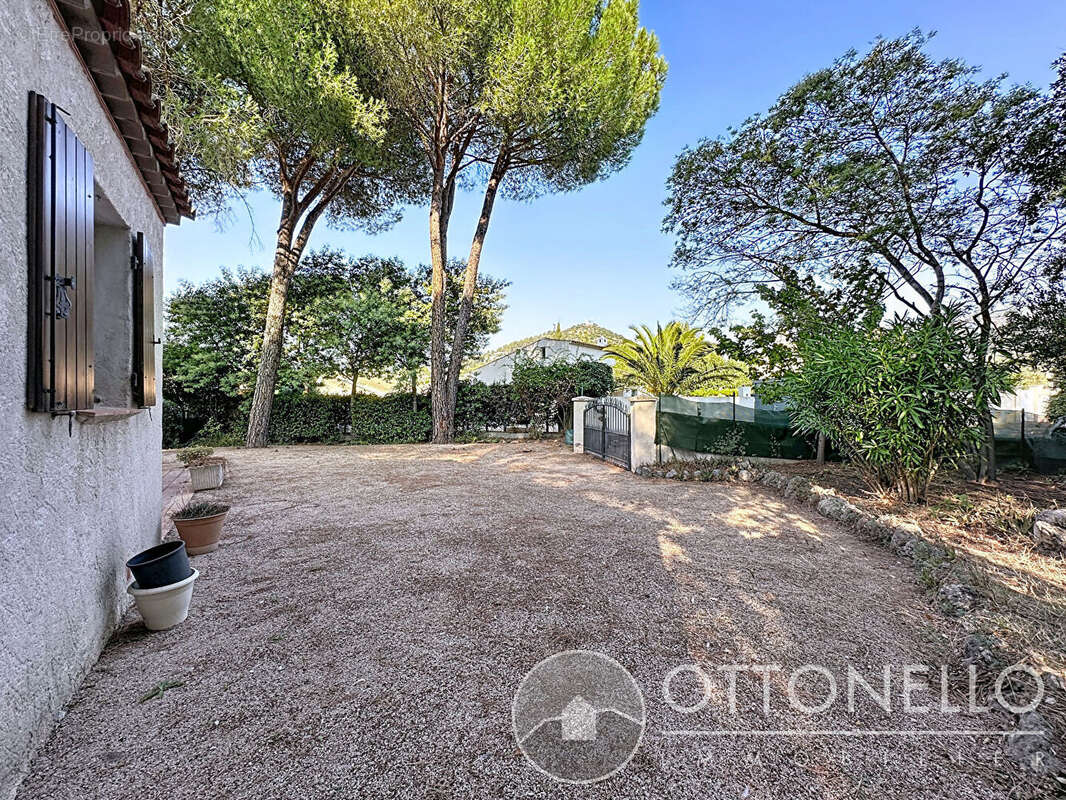 Maison à ROQUEBRUNE-SUR-ARGENS