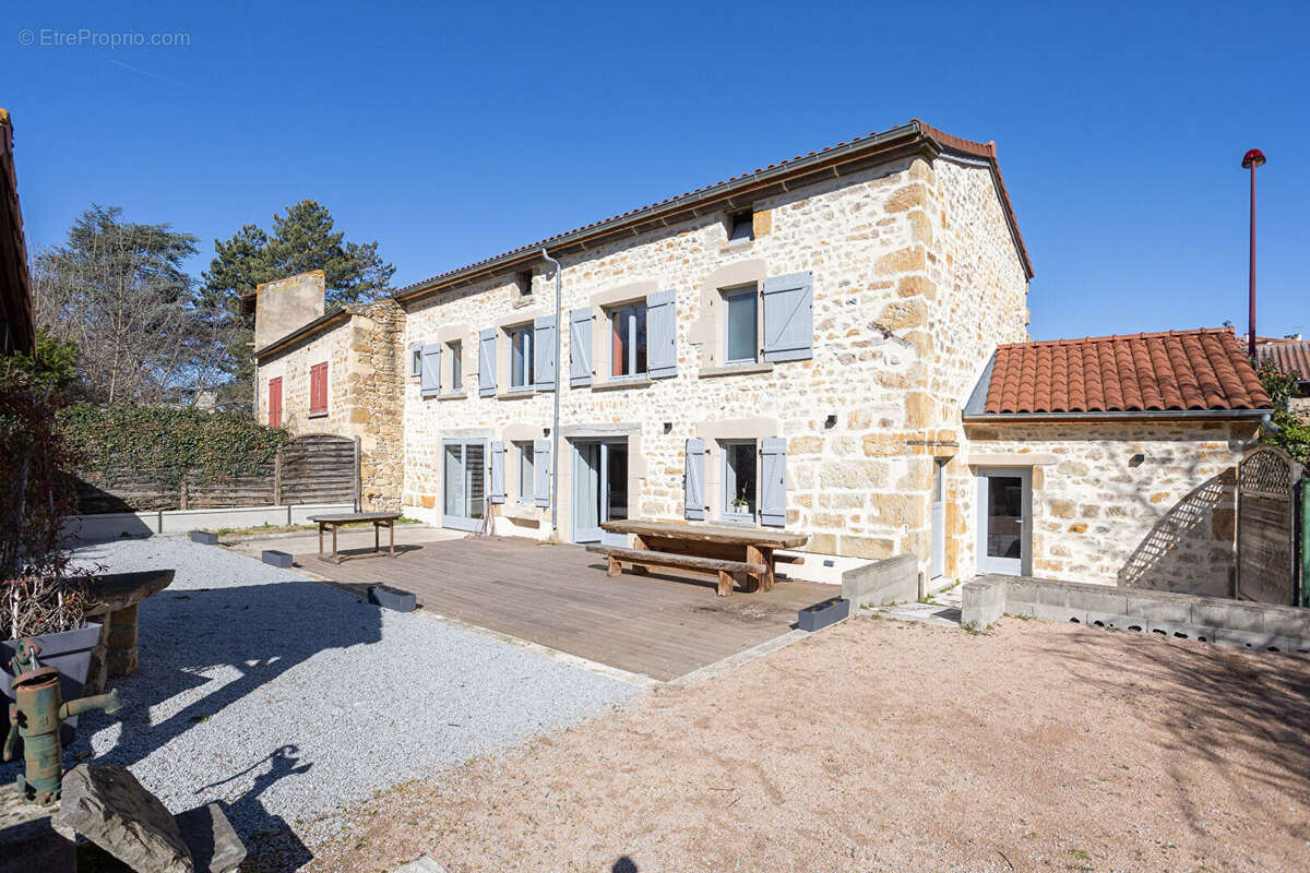 Maison à VIC-LE-COMTE