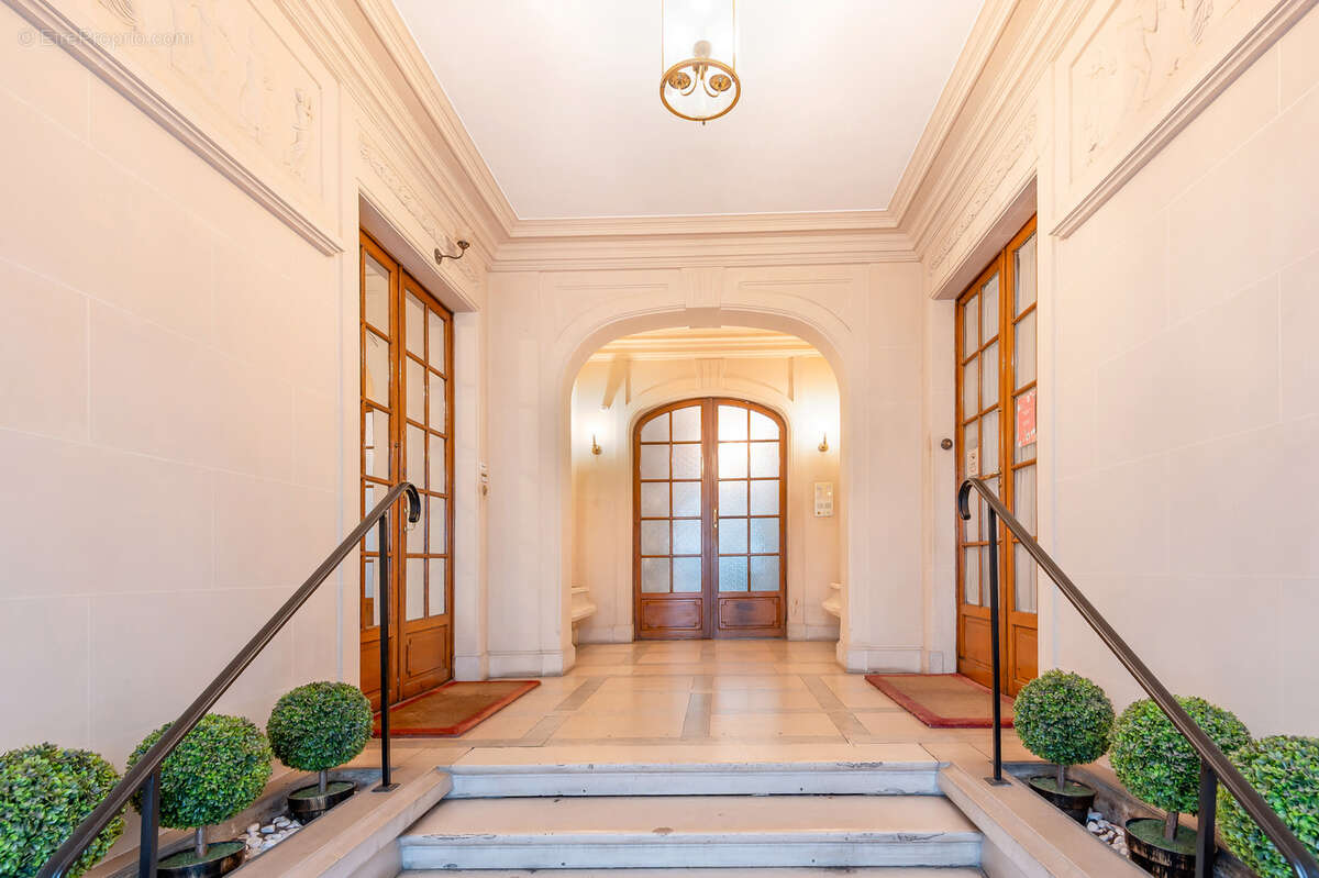 Appartement à PARIS-16E