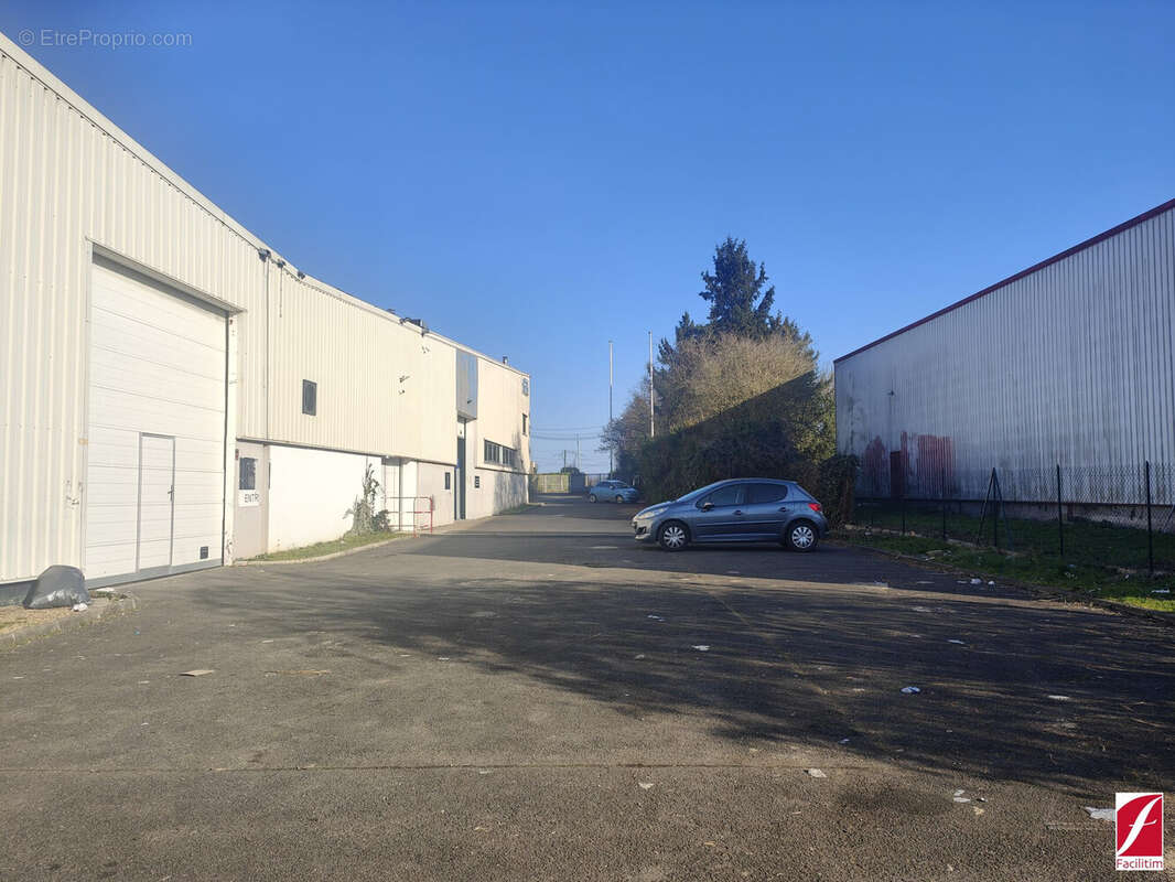 Commerce 4000 m² à Saint-Fargeau-Ponthierry  - photo 3