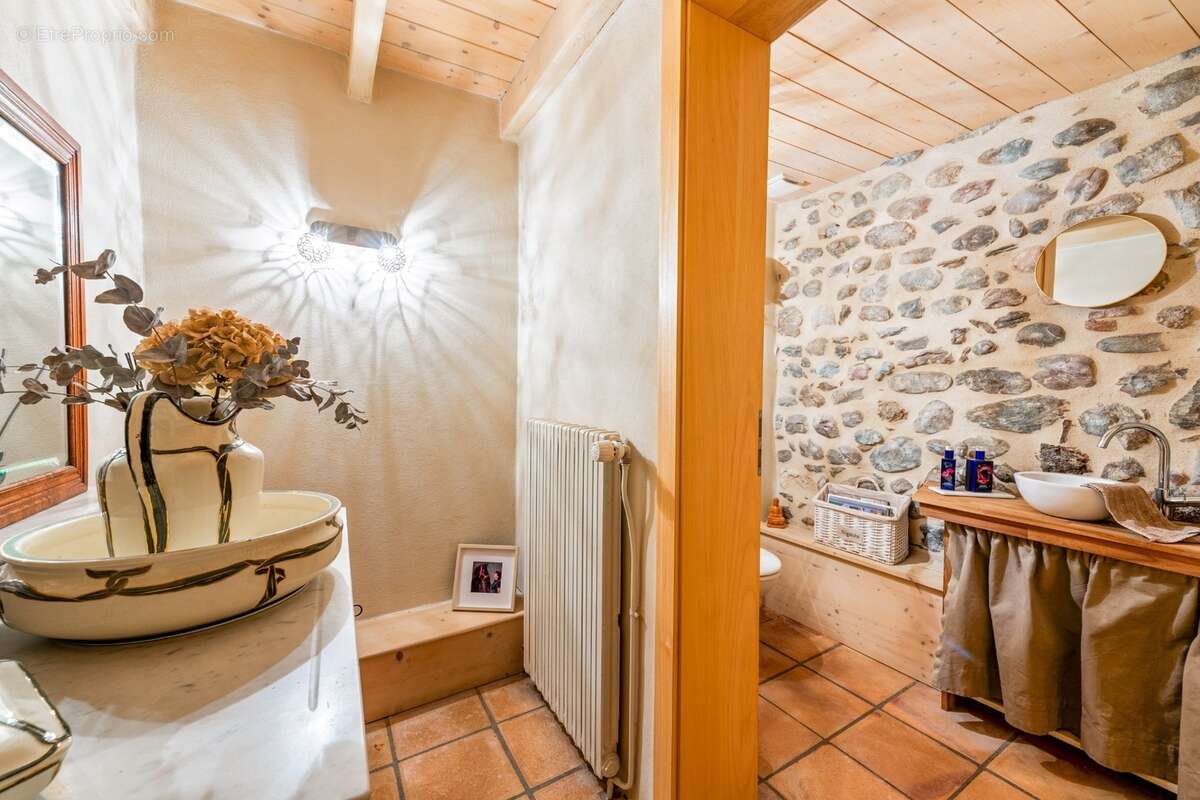 À VENDRE – Charmante ferme rénovée avec gîte indépendant et grange – Prévessin-Moëns - photo 6