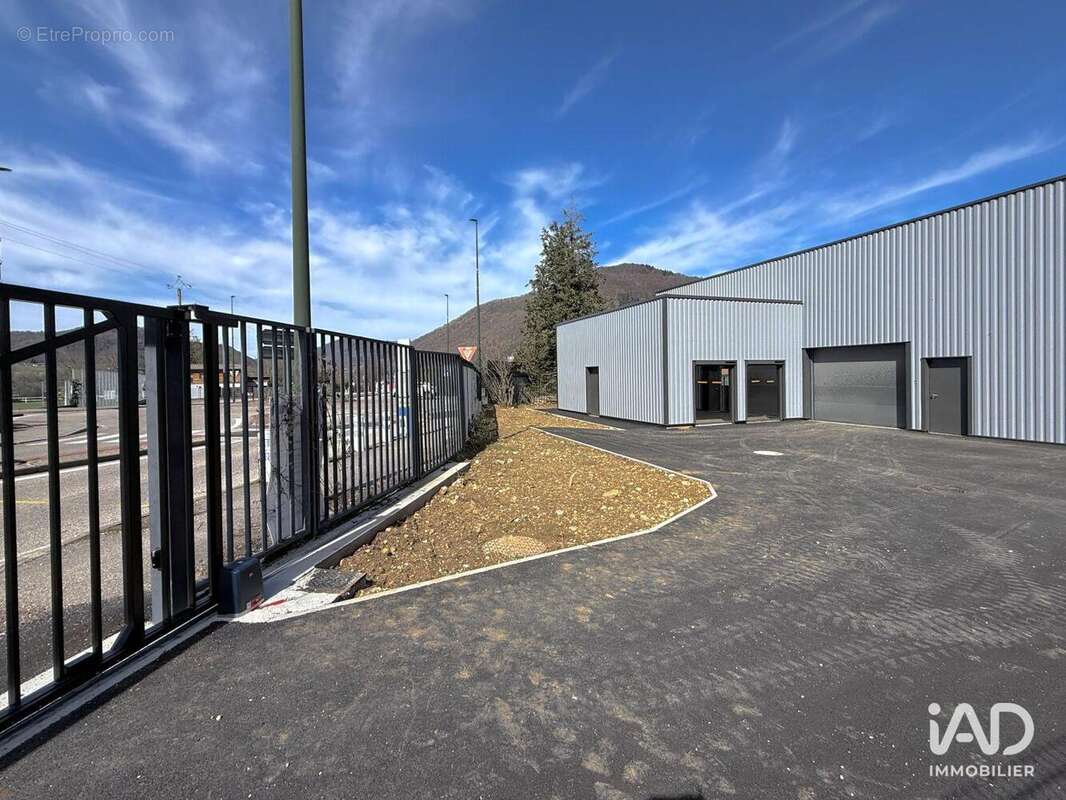 Photo 2 - Commerce à SAINT-ETIENNE-DE-CROSSEY