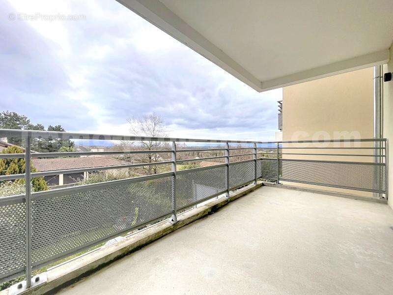 Appartement_T3_Saint_Cergues_proche_frontière_Suisse_DOUANE_TRAM_CEVA_LEMAN_EXPRESS_GENEVE_VOIE_VERTE_secteur_calme_cuisine_moderne_équipée_ouverte_Séjour_Saleve_Vue_Dégagée - Appartement à SAINT-CERGUES