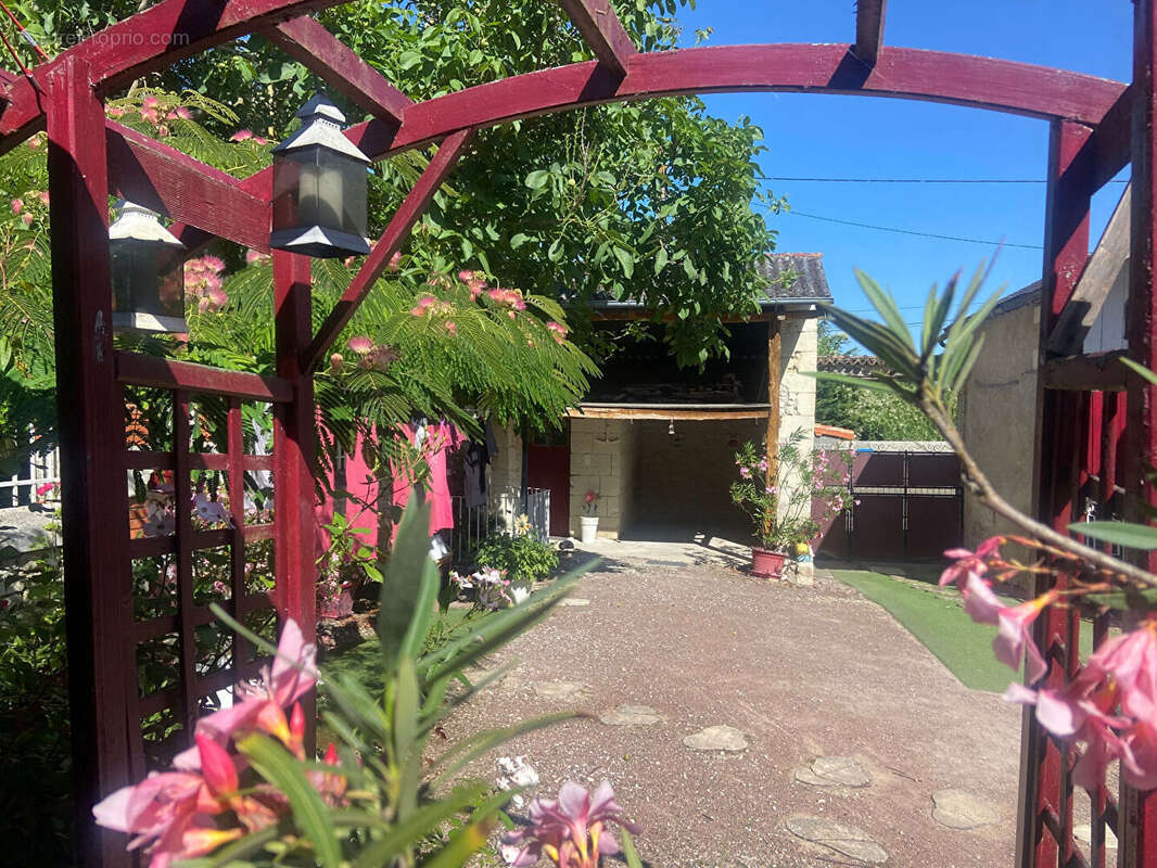 Maison à MONTS-SUR-GUESNES