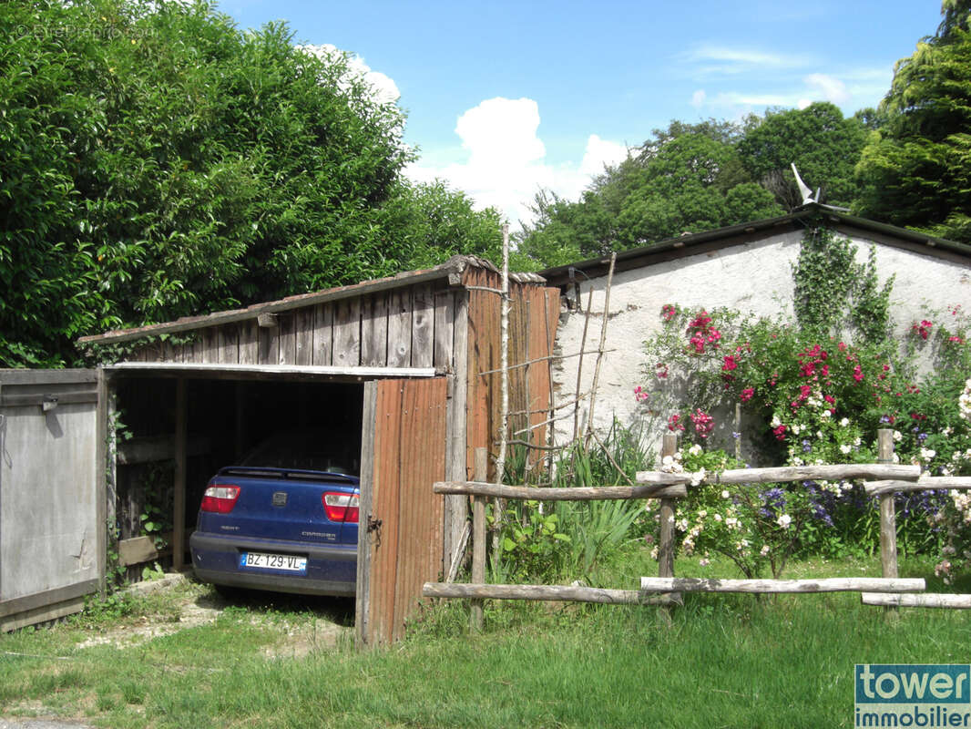 Terrain constructible 1800m2 et son atelier  autonome 8 panneaux solaires Miallet 24450 - photo 7