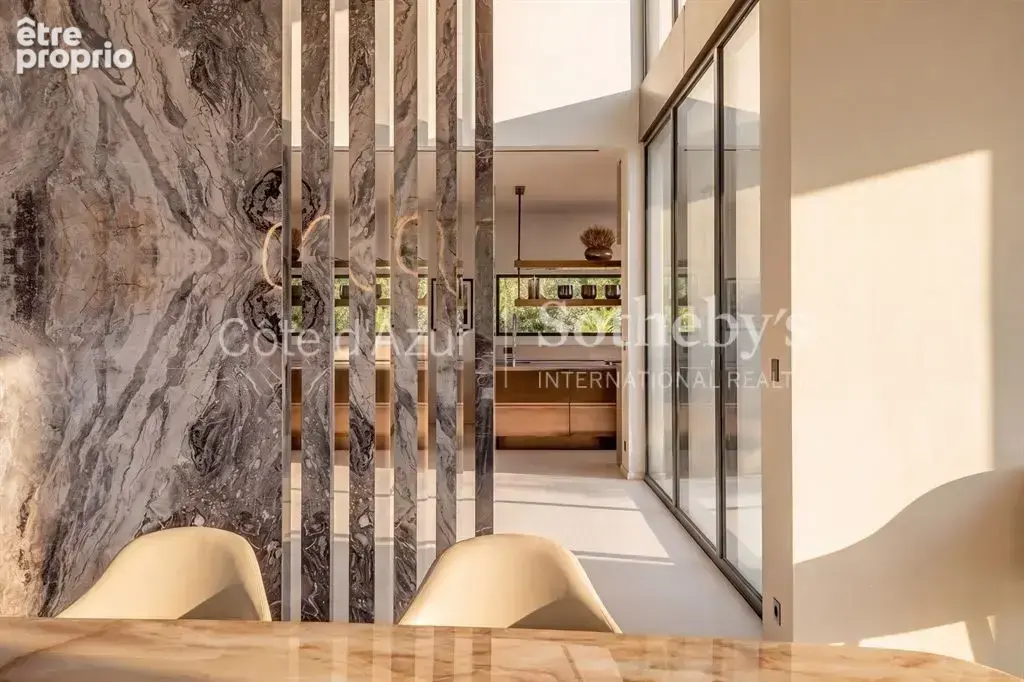 Vallauris, villa d'architecte contemporaine de 433 m² avec cinq suites, piscine miroir - photo 10