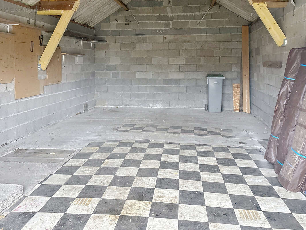 Parking à COUDEVILLE-SUR-MER