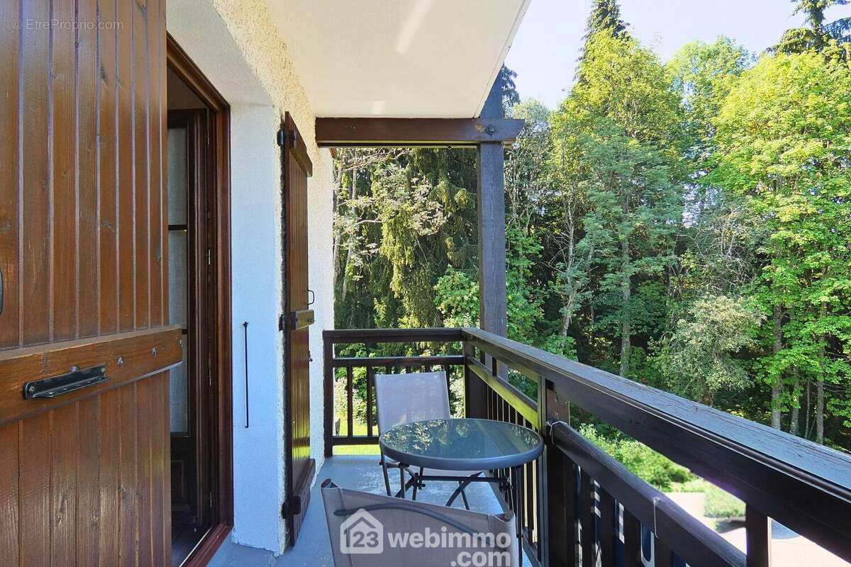 Enfin, l'appartement bénéficie de 3 balcons indépendants. Un atout rare permettant de profiter du soleil tout au long de la journée.