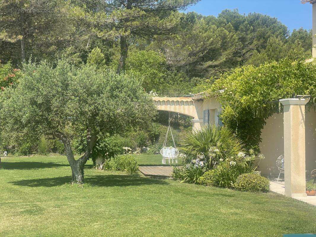 Maison 233 m² à Rognes  - photo 7