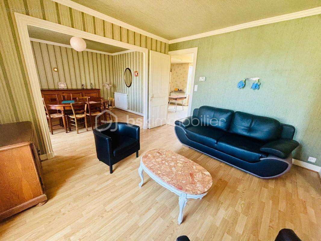 Appartement à COURS-LA-VILLE