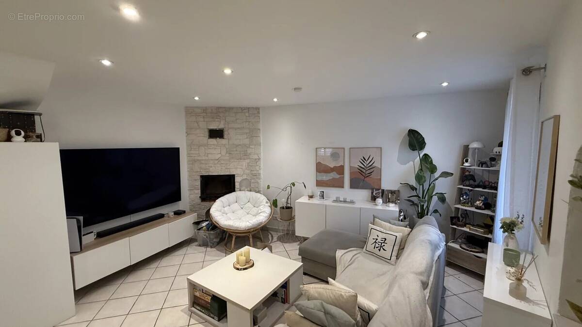 Appartement à COLLOBRIERES