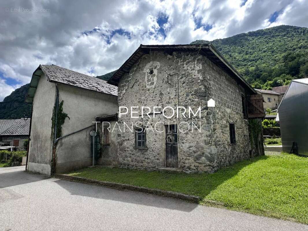Maison à SAINT-BARTHELEMY-DE-SECHILIENNE