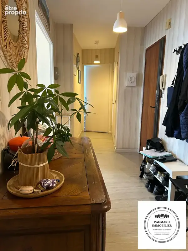 hall , pouvant servir de bureau 