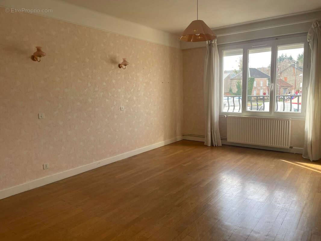 Maison à LE MAYET-DE-MONTAGNE