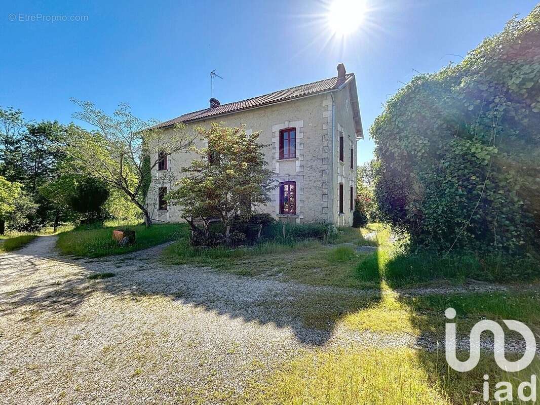Maison 375 m² à Saint-Etienne-De-Puycorbier  - photo 4