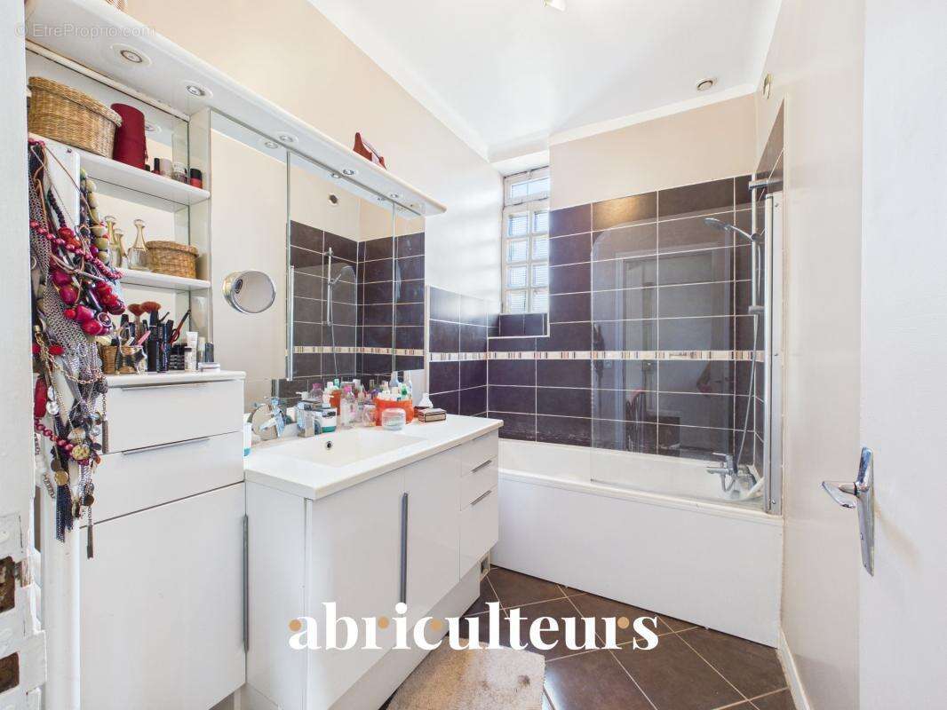 Clamart : Maison familiale lumineuse, 4 chambres, jardin, dépendance et fort potentiel - photo 8