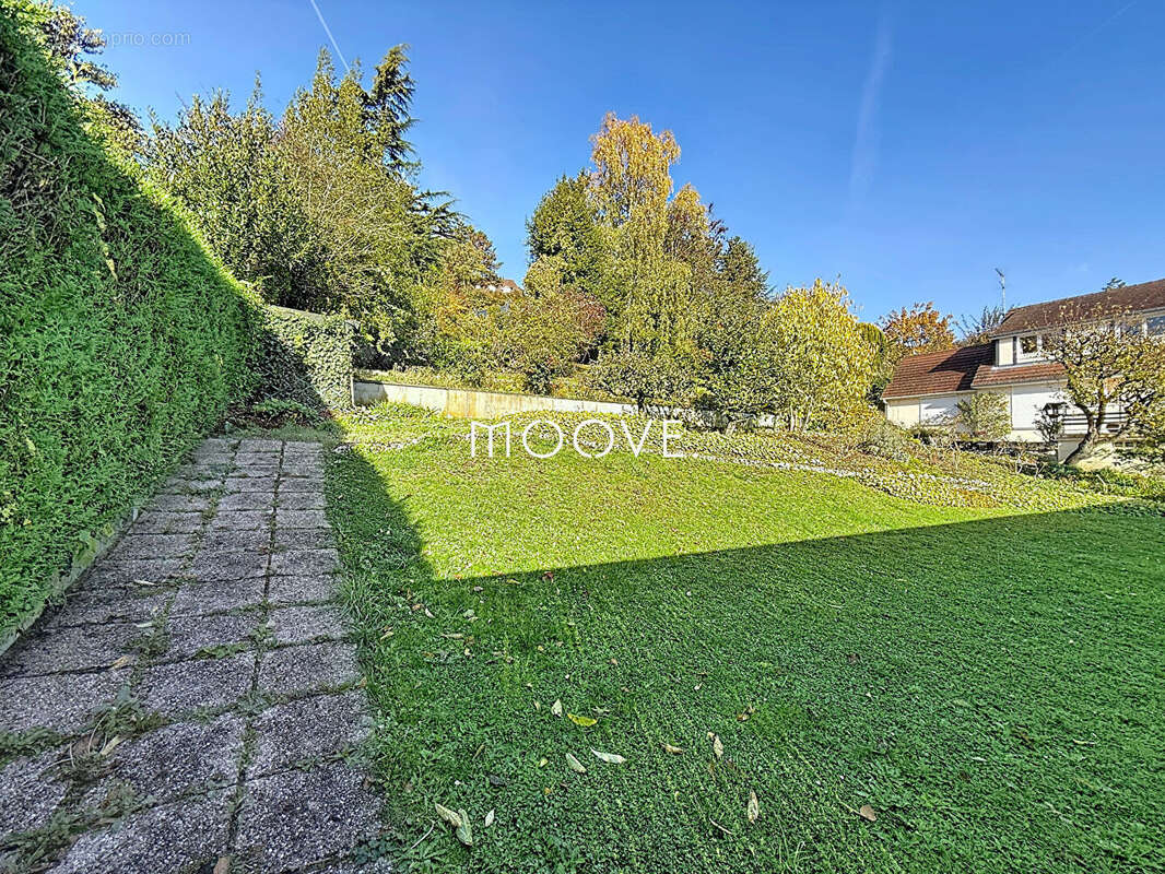 Terrain à MONT-SAINT-AIGNAN