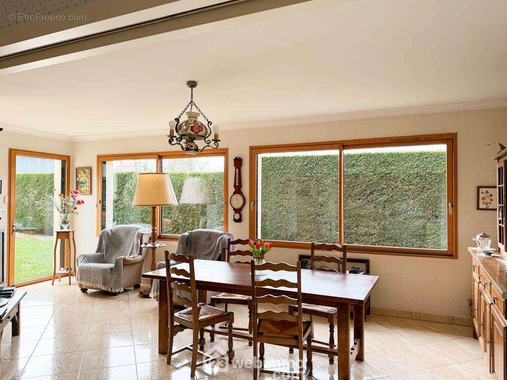 Le séjour de 25m² est ouvert sur... - Maison à CHOLET