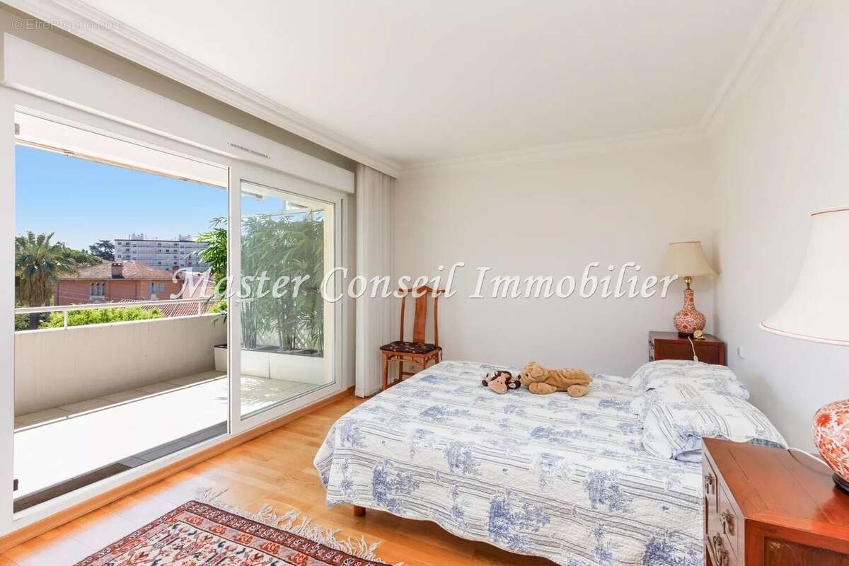 Croisette et rue d'antibes  à pied -  dernier etage 4p 140m² + 43m² ter. - photo 7