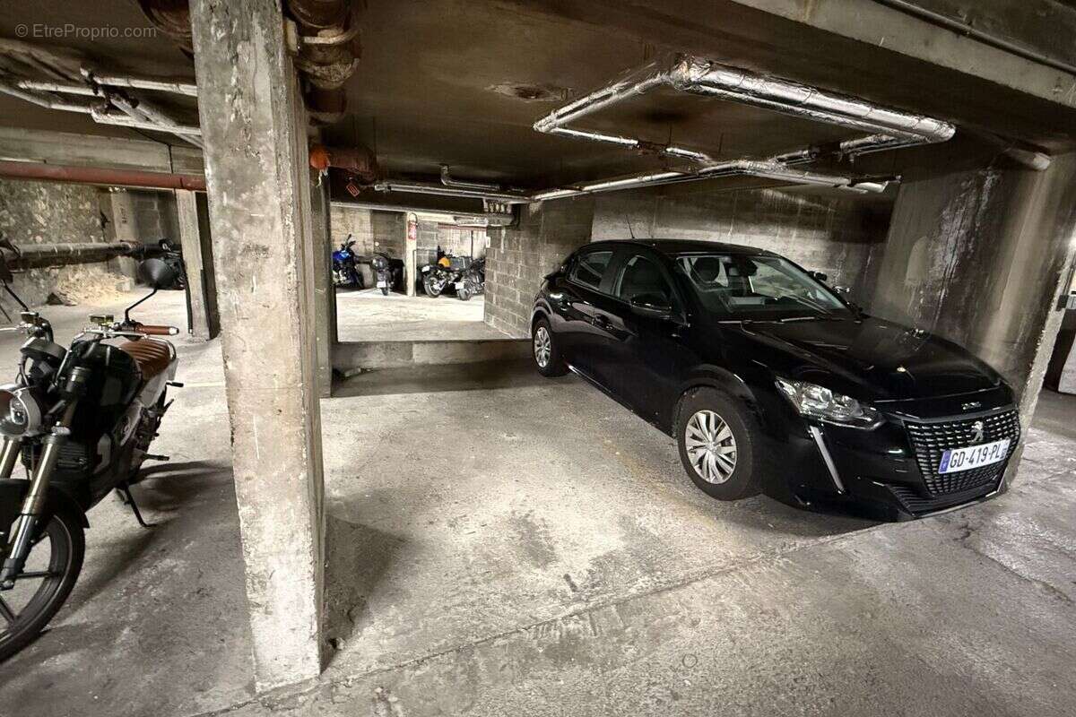 Parking à PARIS-12E