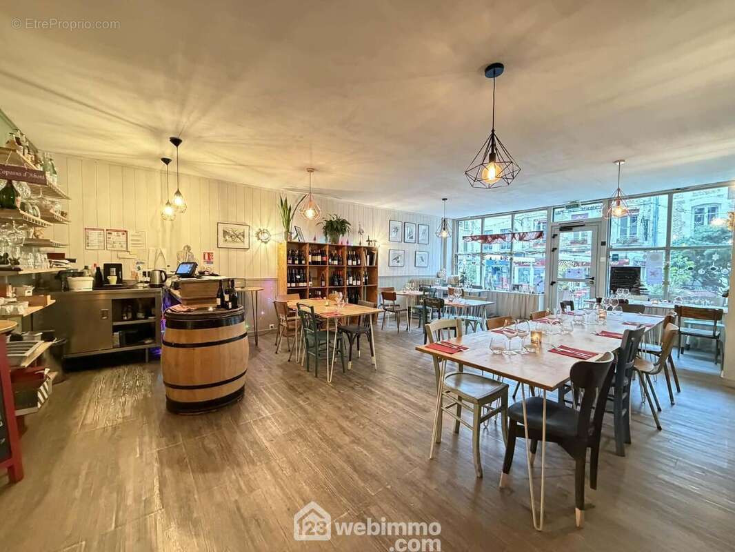 Le restaurant offre une capacité d?accueil de 30 couverts en salle, complétée par 12 couverts en terrasse - Commerce à LAON