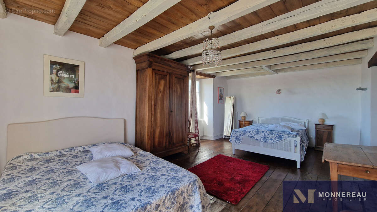 Maison à MONTMOREAU-SAINT-CYBARD