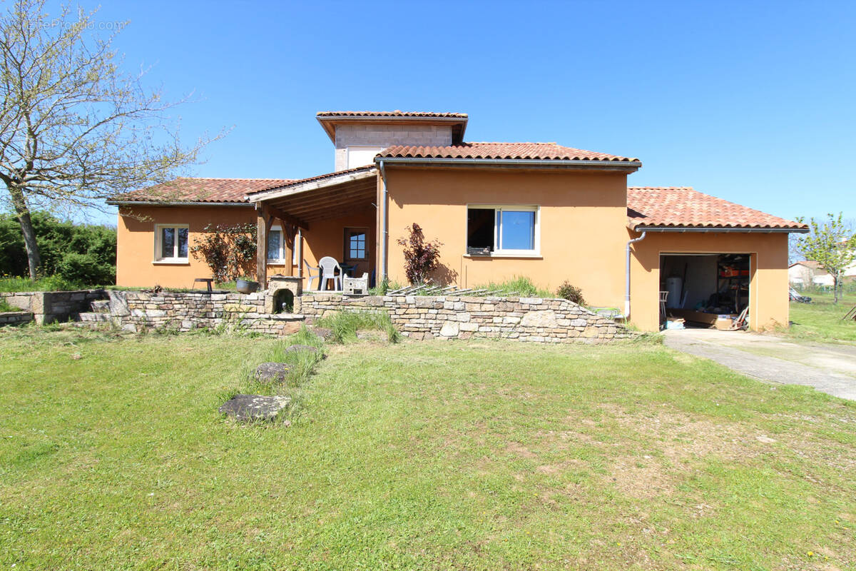 Maison à SAINT-VICTOR-ET-MELVIEU