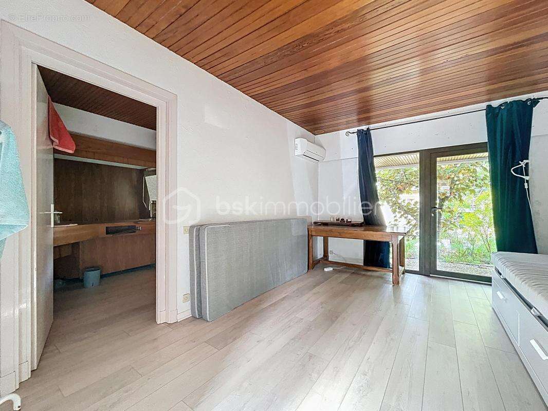 Commerce à SAINT-VALLIER-DE-THIEY