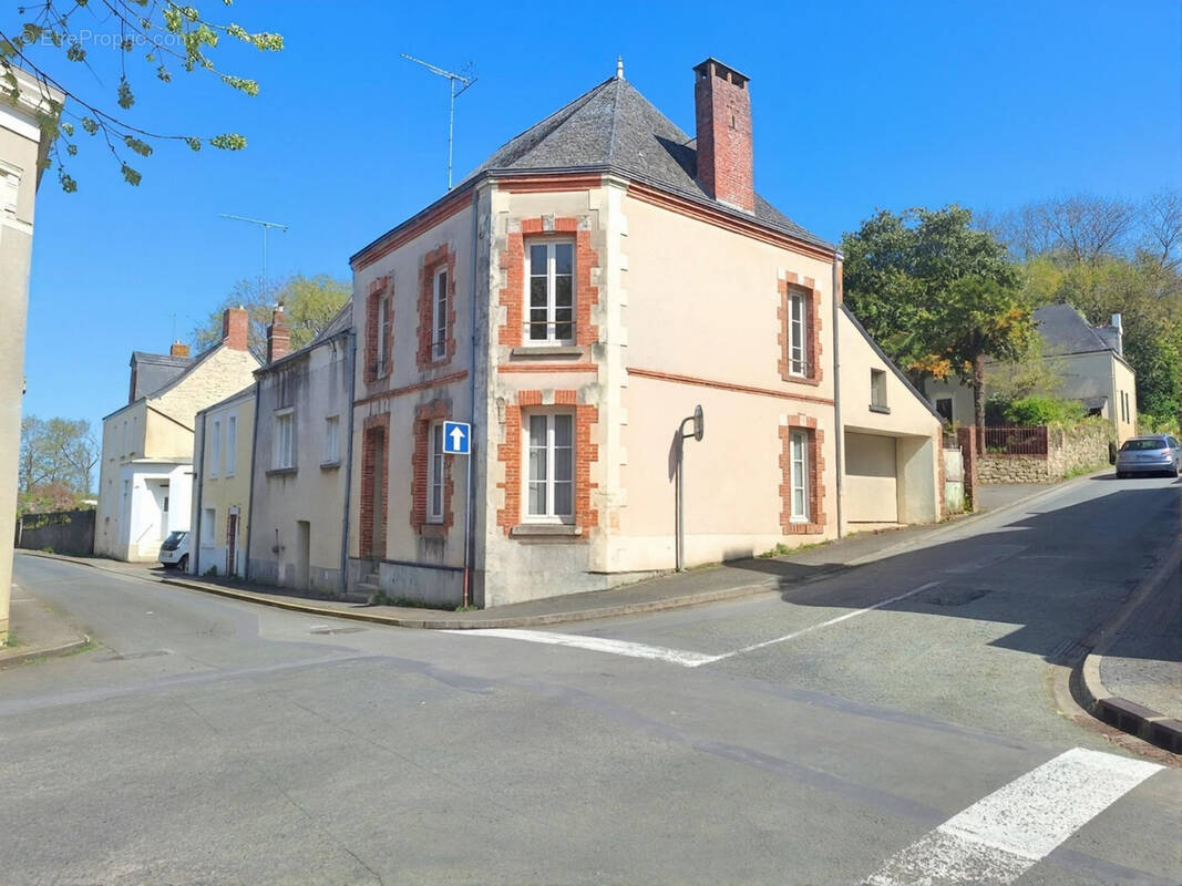 Maison à COMBREE