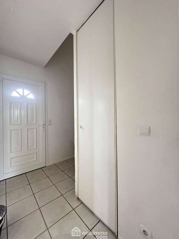 L'entrée avec placard distribue ... - Maison à ATHIES-SOUS-LAON