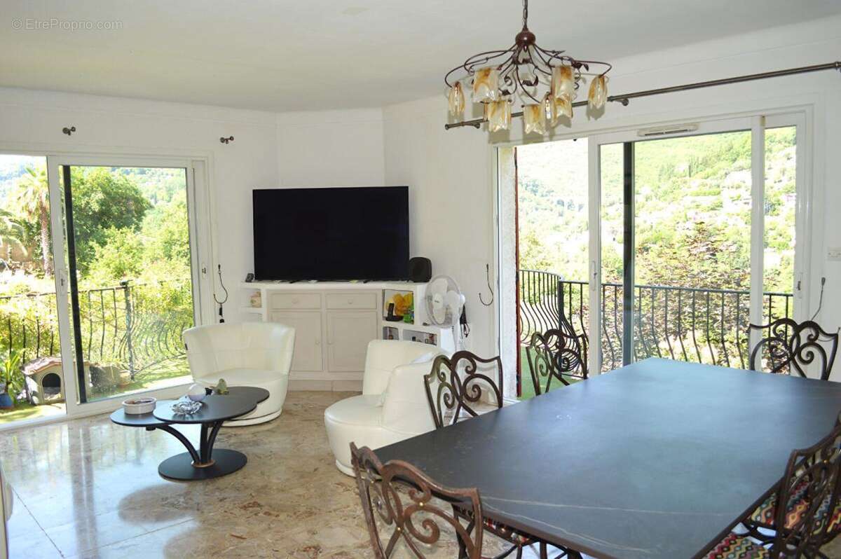 PROPRIETE 190 M²  constituée de 2 appartements + studio indépendant- piscine et pool-house , superbe vue panoramique - photo 5