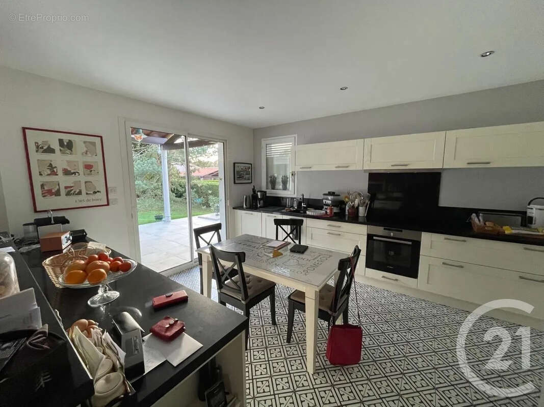 Maison 187 m² à Puymoyen  - photo 2