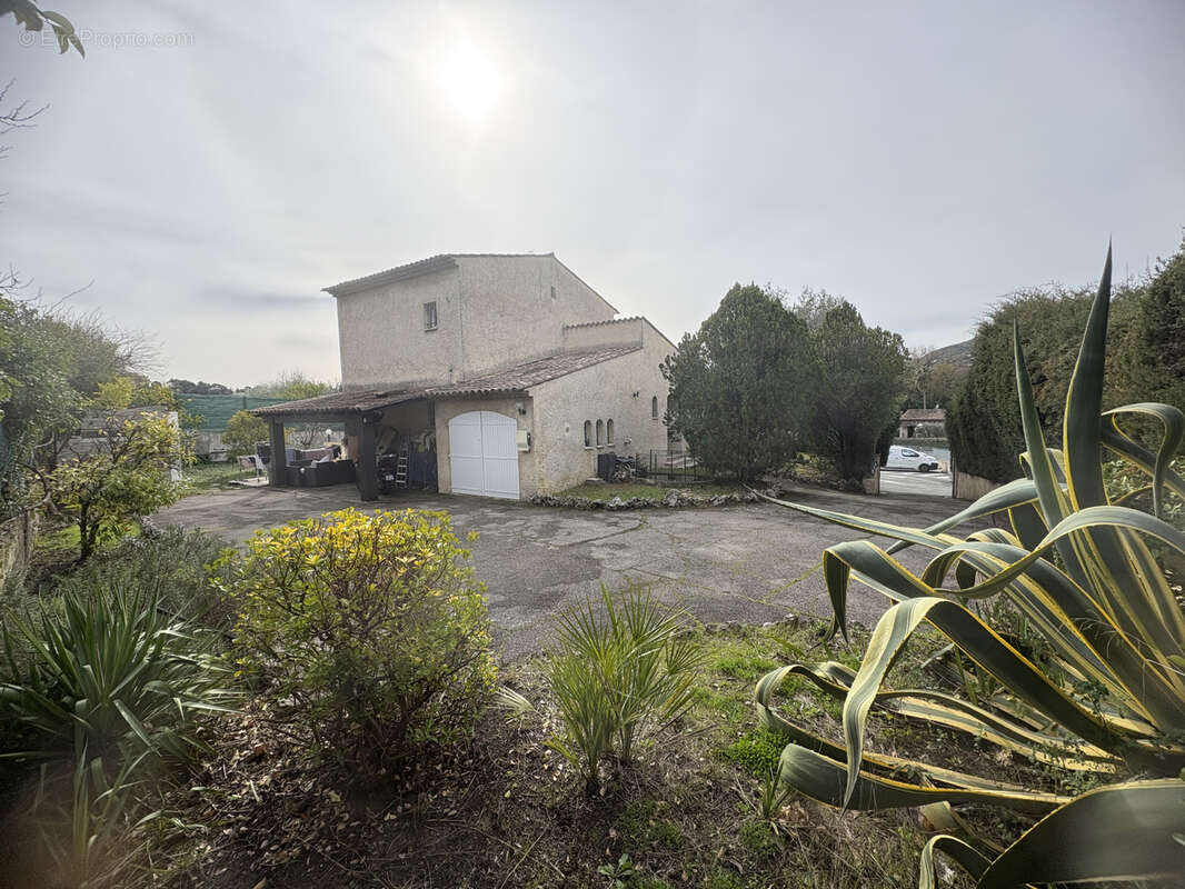 Maison à LA ROQUETTE-SUR-SIAGNE