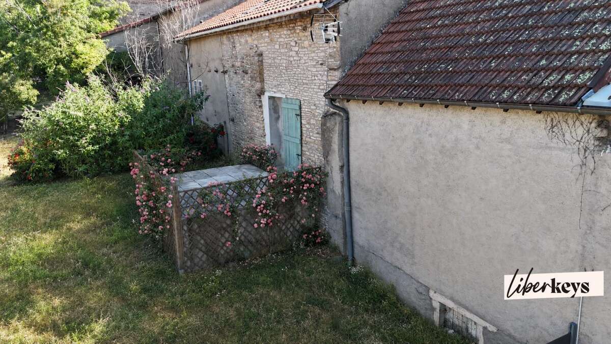 Maison en pierre -124 m² habitables - cour - terrasse - caves - 2/3 chambres - campagne - photo 4